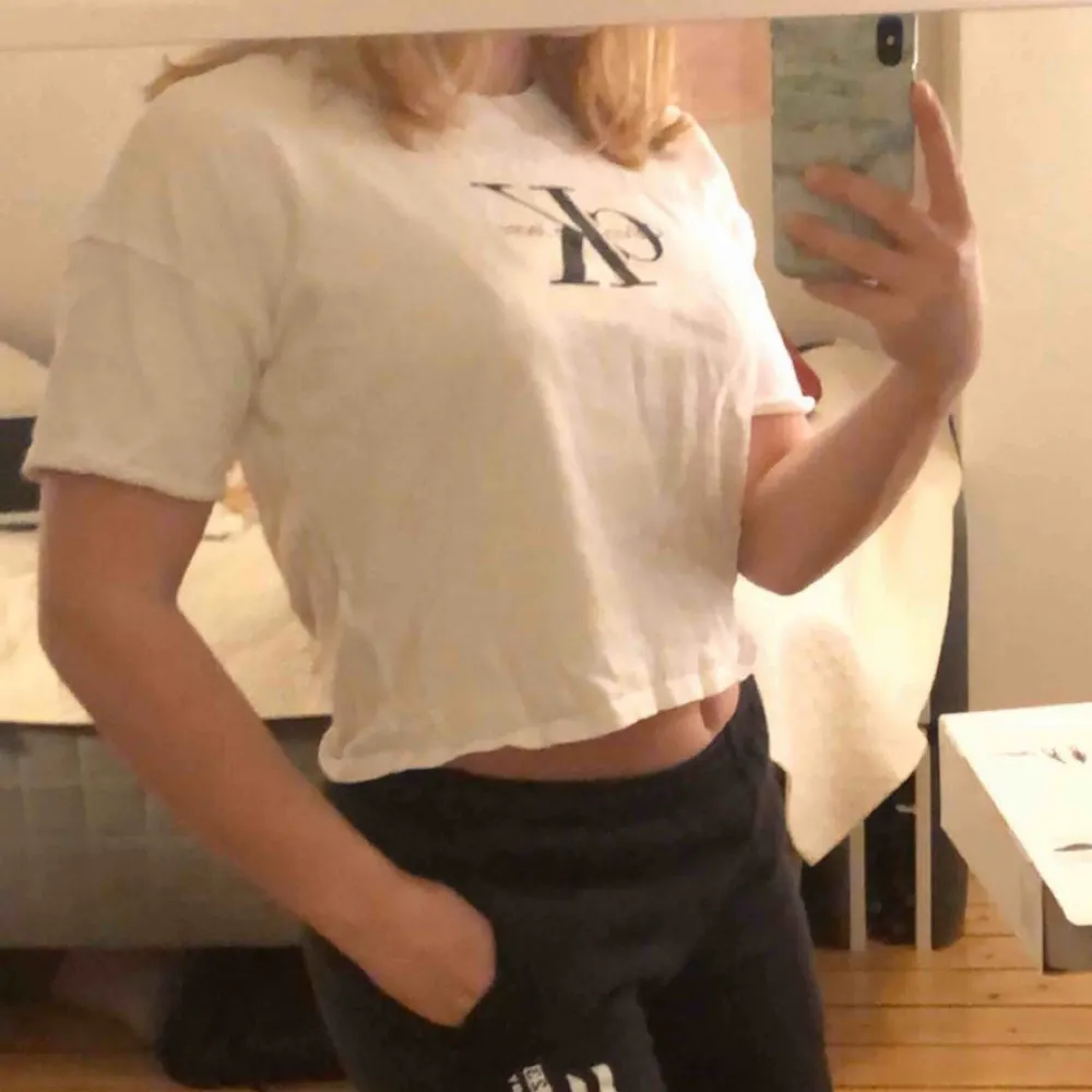 Kort t-shirt från Calvin Klein, nästan aldrig använd. 🌟. T-shirts.