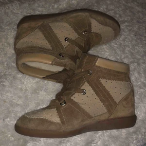 Skor - Isabel Marant skor i storlek 40 (passar 39-40)  Säljer då dem inte används så mycket. Bra skick. 