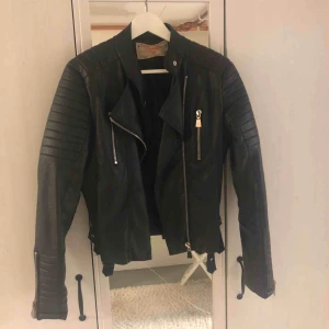  - Skinnjacka, storlek 42 men passar mindre då den är mindre i storleken. Superfint skick! Nypris: 500kr Köparen står för frakt!