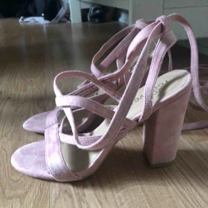  - Ljusrosa klackar från boohoo. Aldrig använda. Kan frakta men köparen står för frakt 🥰