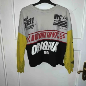  - Tröja köpt på h&m, magtröja men kan bäras som en vanlig T-shirt. Köpare står för frakt.