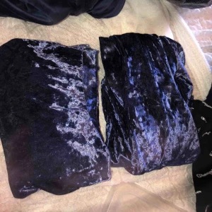  - Mjukis sätt inte fått användning för så säljer den i storlek m passar nog S också de är en tröja som är långärmad och vanliga byxor 🥰 kan skicka filer bilder på dom om nån är intresserad