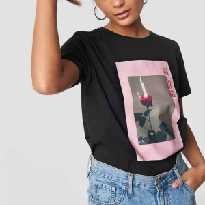  - slutsåld skitcool tisha från na-kd i strl S. Väl använd men verkligen inget som syns, ser ut som ny!!🥰 