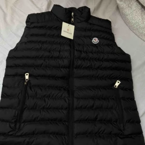  - En moncler väst storlek M, tyvärr för stor för mig men jättebra skick! Både till killar och tjejer 