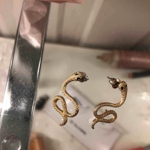  - säljer dom här örhängerna för använder dom inte ofta. såklart tvättas dom med asolsprit innan jag skickar iväg dom! 😇