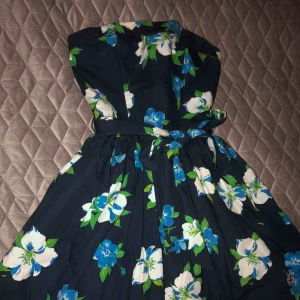  - En jätte fin och söt klänning som är i storlek S men kan även passa som XS, är i helt nytt skick.