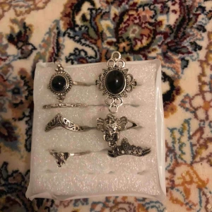  - Ring set som är 7 silvriga ringer, använd en gång och säljer pga jag inte använder smycket lika mycket. Möts upp eller fraktar🌸 (22kr för frakt men gratis vid snabbaffär!)