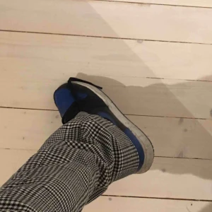  - Näst intill oanvända zara byxor. Rutiga och i ett skönt material. Sitter bra i längden på mig som är runt 169cm. 