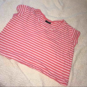  - Oanvänd Tshirt i storleken SMALL.  • Köparen står för frakt! Storlek SMALL.