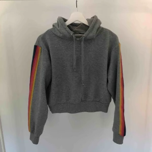  - skön croppad hoodie från bikbok. lite nopprig, men annars i fint skick. längd 45 cm (mätt från axelsömmen). spårbar frakt inkluderad i priset 🥰