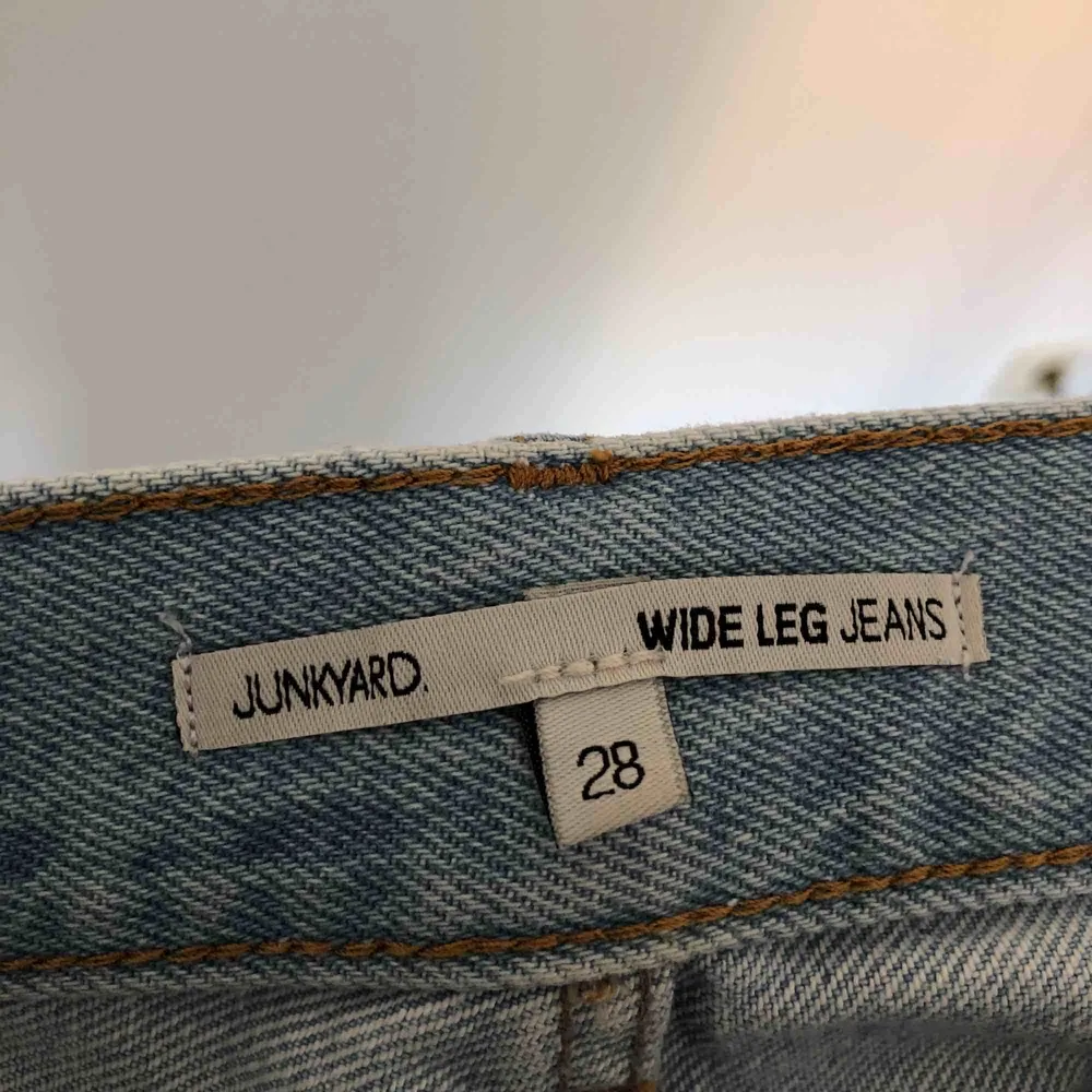 de populära jeansen från Junkyard. fint skick. spårbar frakt inkluderad i priset 🥰. Jeans & Byxor.