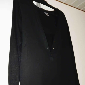  - Svart blus från H&M med knappar i mitten beroende på hur v-ringat man önskar bära tröjan🌸