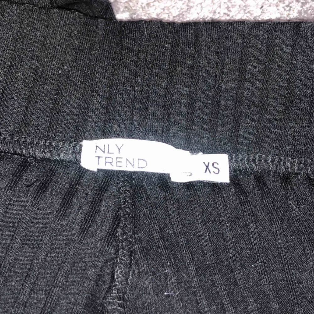 Säljer dessa ribbade byxor från Nelly i storlek xs. Jeans & Byxor.