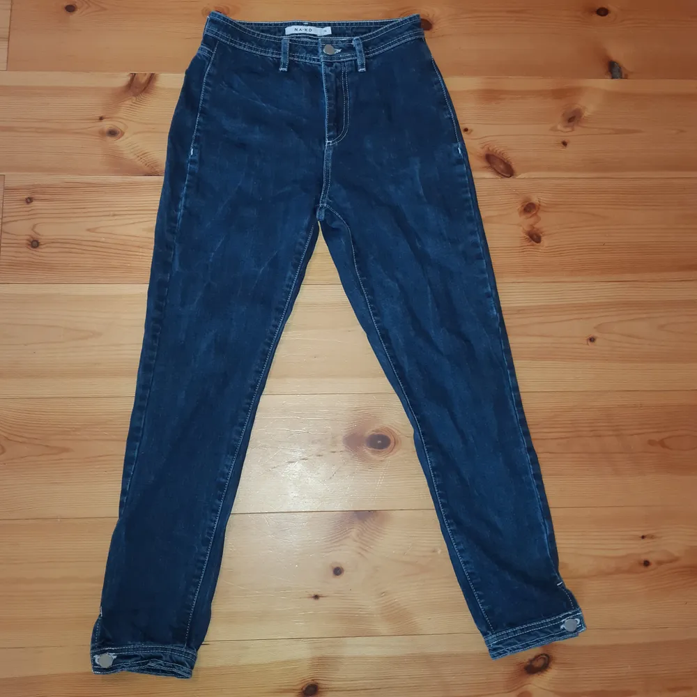 Mörkblå jeans med vita sömmar från NA-KD. De sitter superfint men säljer dem då jag har växt ur dem. De är i jeansmaterial, det vill säga inte stretchigt material. Vi kan antingen mötas upp i hbg eller fraktar jag dem. . Jeans & Byxor.