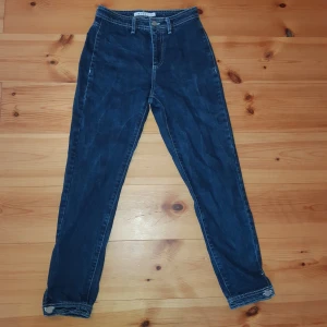 Mörkblå jeans från NA-KD - Mörkblå jeans med vita sömmar från NA-KD. De sitter superfint men säljer dem då jag har växt ur dem. De är i jeansmaterial, det vill säga inte stretchigt material. Vi kan antingen mötas upp i hbg eller fraktar jag dem. 