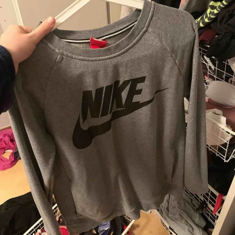 Nike sweatshirt knappt använd. Tröjor & Koftor.