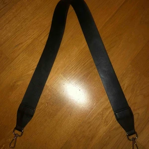  - Säljer mitt svarta läder väskband ifrån Åhléns. Den har inga märken och är som ny. 4cm brett. 