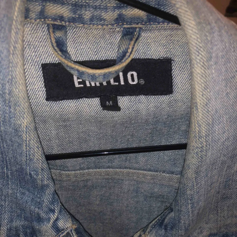 Väldigt gammal jeansjacka från emilio, knappt använd men den är några år gammal. Är lite stor i storleken. Jackor.
