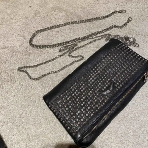  - Dax å sälja min kära Zadig voltaire väska då den inte kommer till användning längre. Båda kedjorna följer med, ingen dustbag men kvitto finns! 