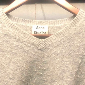 Tröja från acne - mjuk kashmir tröja i grå färg 💟