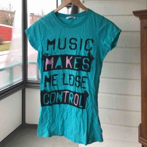  - T-shirt som passar storlek S. Säljes för 50kr. Kan mötas upp i Örebro.