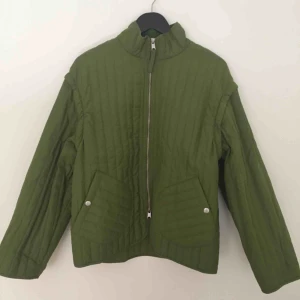  - Jacka från weekday. Avtagbara ärmar 