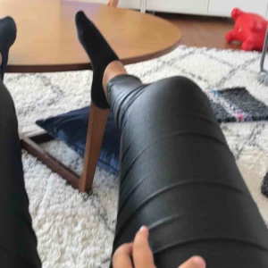  - Ett par svarta skinnbyxor från VILA, jättefina och passar till det mesta. Passar en xs/s. Köparen står för frakten 