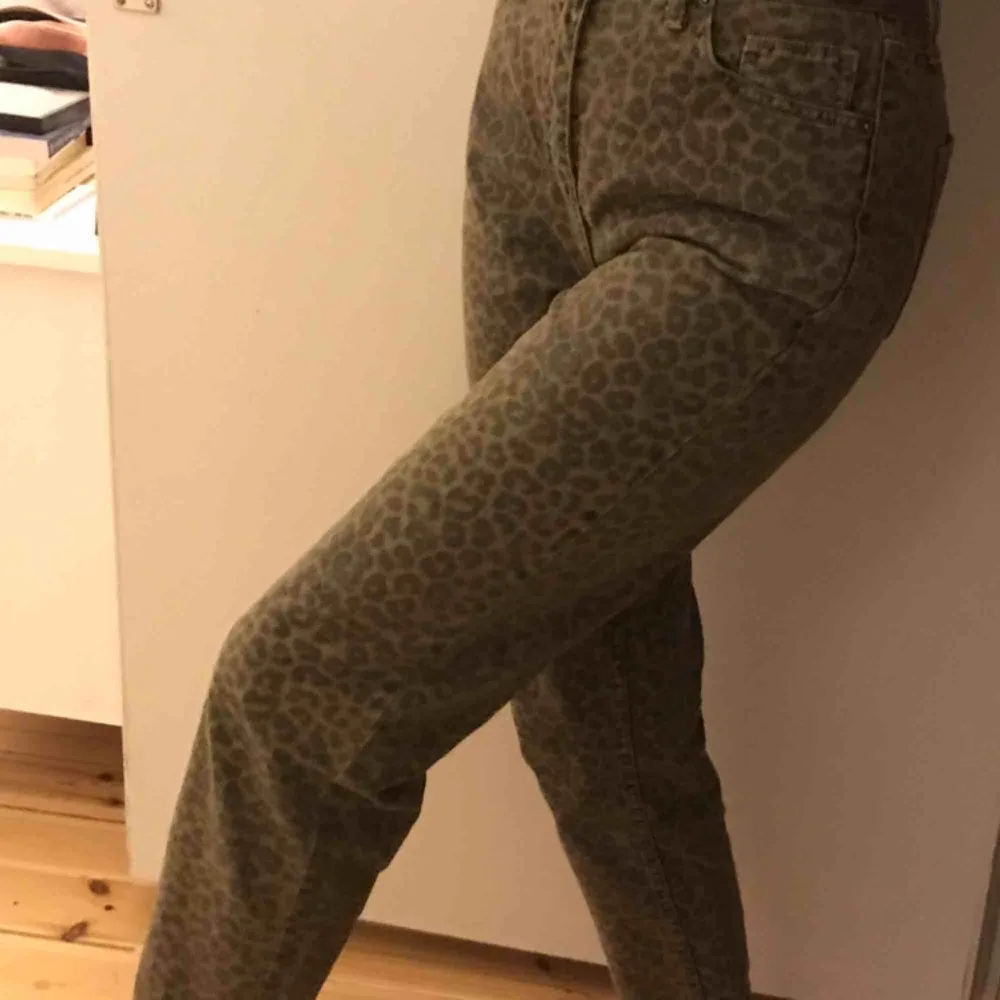 Säljer dessa gröna leopardmönstrade mom jeansen som jag köpte för 600kr. De har blivit för stora för mig och därför använder jag dem inte längre. I gott skick! Frakt tillkommer - om du inte kan mötas upp i centrala stockholm.. Jeans & Byxor.