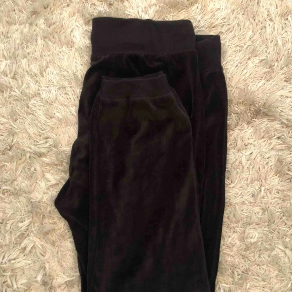 NYPRIS: 249 Svarta mjukisbyxor från Cubus Strl: L Köpare står för frakt 🚚 . Jeans & Byxor.