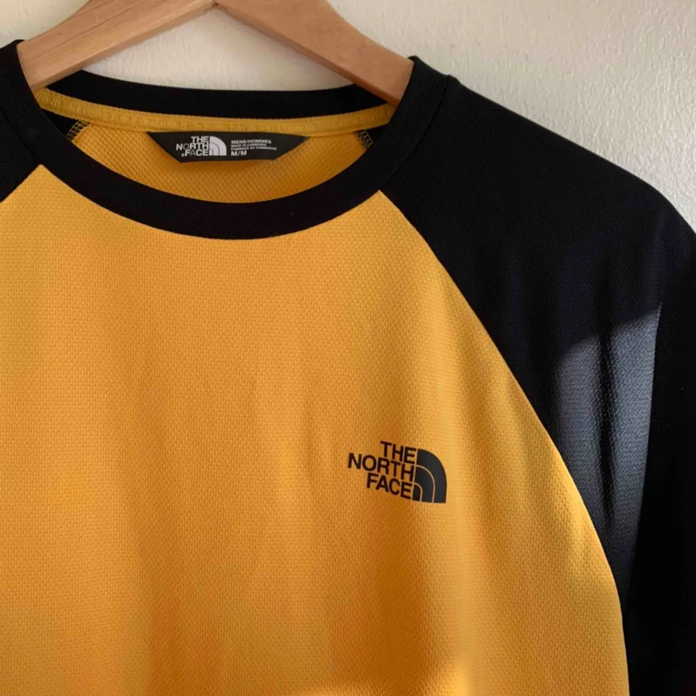 En gul & svart north face tshirt! Skönt material, logga fram & bak. Använd 1 gång, därav i nyskick 🌟. T-shirts.