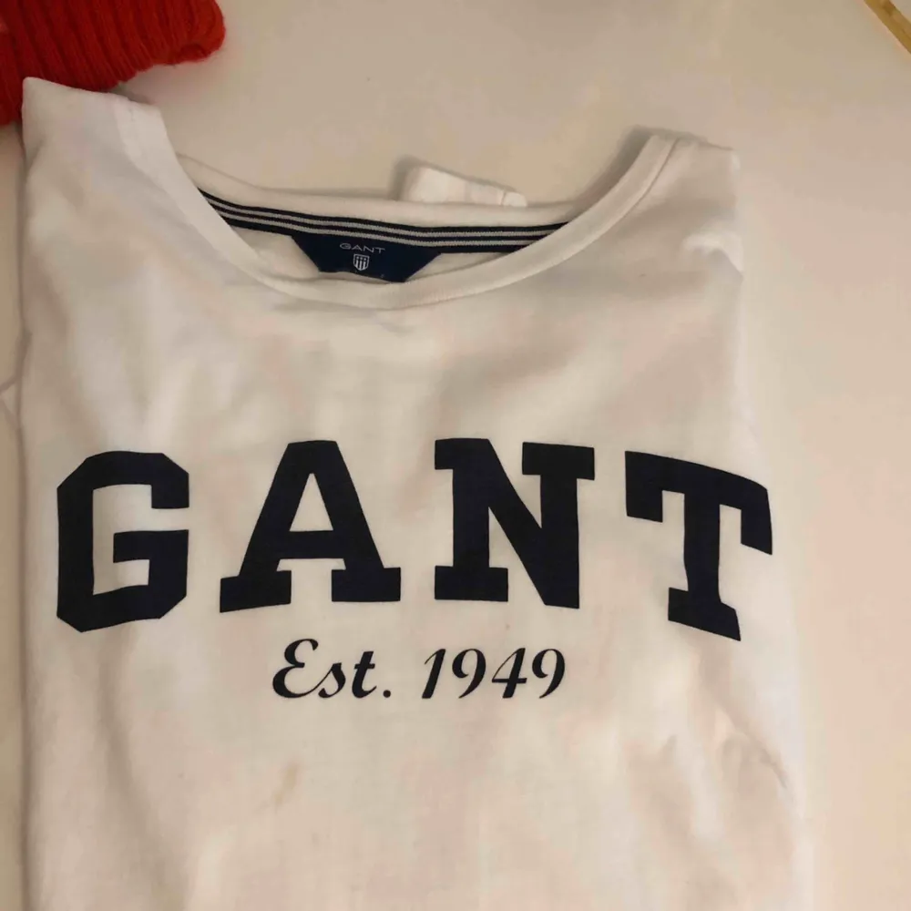 Vit långärmad Gant tröja. Toppar.