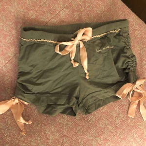  - Supersöta mjukisshorts från Odd Molly i storlek 1 (xs/s). De är militärgröna med rosa siden band och spetsdetaljer. Bara använda någon enstaka gång- de är i nyskick. Säljer pga använder aldrig. Verkligen super mjuka! +40kr i frakt💞