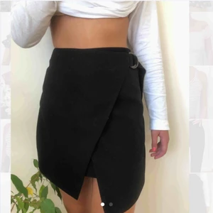  - En jättefin svart omlottkjol från Carin wester. Denna har bara kommit till användning ett fåtal gånger vilket är synd då den är väldigt fin🥰