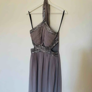  - Lång klänning, använd endast en gång.  Strl 40