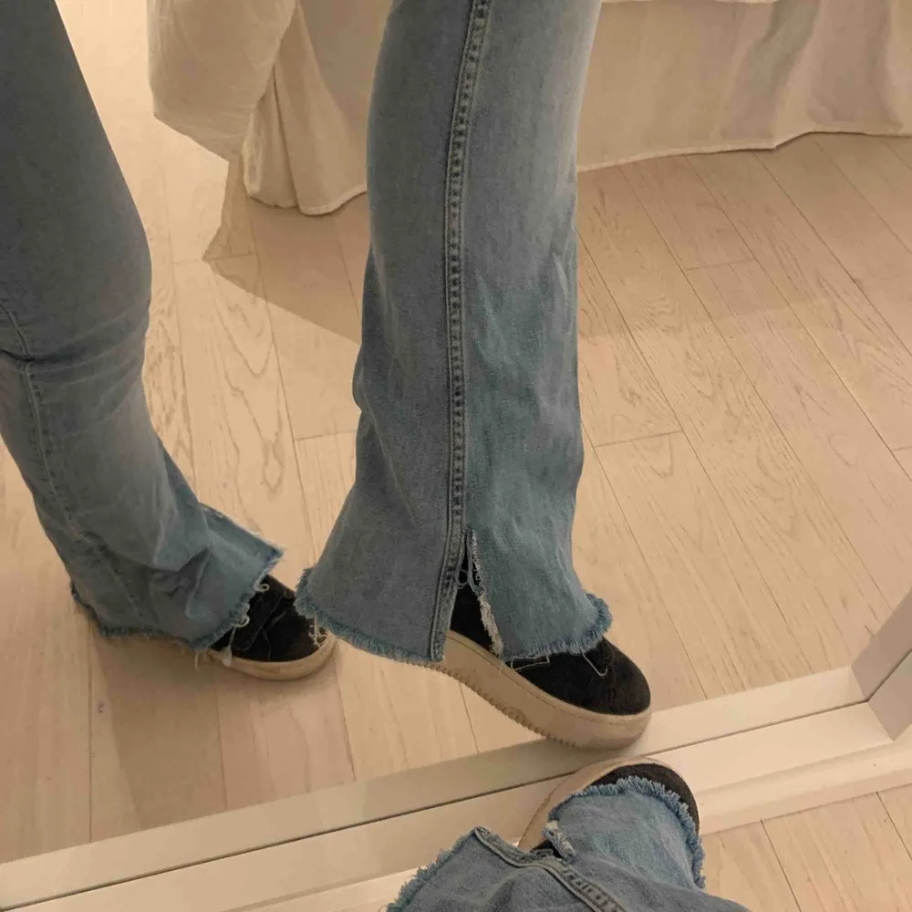 Snygga bootcut/flare jeans med egengjord slits. Ganska stretchigt material🕺🏻. Jeans & Byxor.
