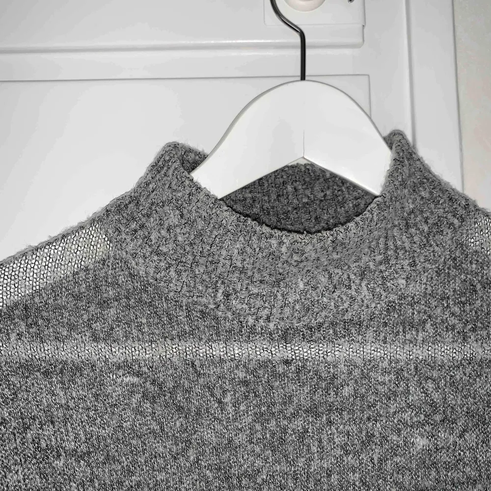 stickad grå tröja med polokrage, jätteskön! kommer tyvärr inte till användning 🥺 köpare står för frakt🥰. Stickat.