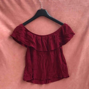  - Vinröd off shoulder topp. Super söt till sommaren 