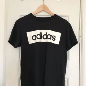  - En t-shirt från Adidas. Köpt från Stadium, använd ett fåtal gånger. Funkar att klippa av så att den blir kortare om man vill. Möts upp i stockholm, eller fraktar. 70kr exkl. frakt