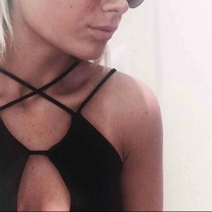  - Topp i stretchigt material, snörad framtill. I bra skick!