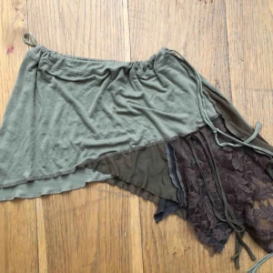  - En pixie/rave kjol som är justerbart vid midjan. Passar storlek XS till S möjligtvis M skulle oxå gå beroende på hur man vill ha passformen. Frakt tillkommer, kjolen är i bra skick.