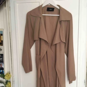  - Kappa från Bik Bok, säljs då den inte används. Den har även lite slitage vid ärmen men inget som syns tydligt. 