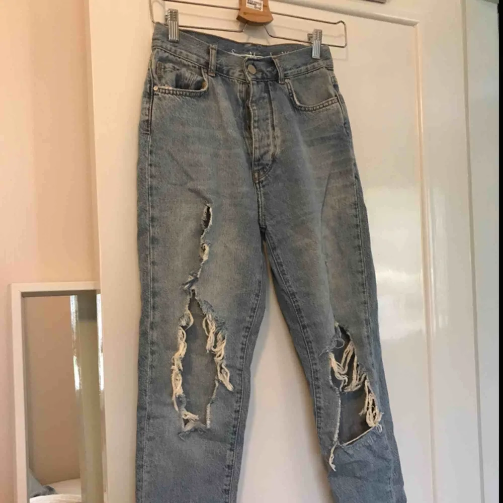 Supersnygga ripped jeans från Bik Bok! Användes bara fåtal gånger och är i fint skick. Frakt 60kr eller möter upp i Borås och Göteborg . Jeans & Byxor.
