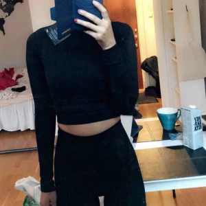  - Träningstopp från Fashionablefit i strl M. Aldrig använd (endast testad) med prislappen kvar. Kan hämtas i centrala Uppsala eller skickas mot frakt 🌸 