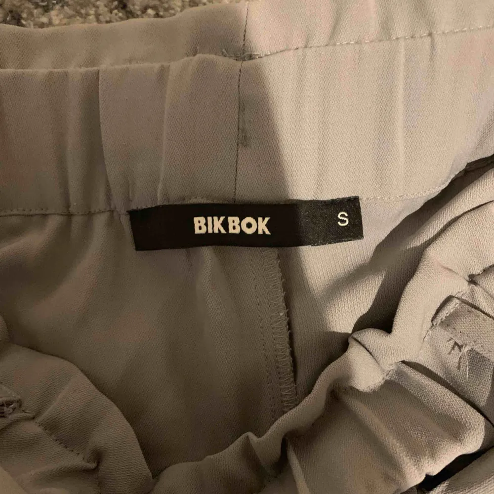 Byxor från Bikbok i storlek S. Använd ett fåtal gånger, säljer på grund av liten storlek. Frakt tillkommer.. Jeans & Byxor.