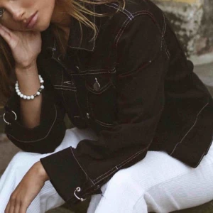  - Svart vintage jacka med vita sömmar Sparsamt använd  Inköpt på Nakd för ett tag sedan, strl M 