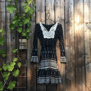  - Mjuk, behaglig klänning som ändå ger dressad look. Knytband i midjan. Knälång kjol. Virkad dekoration kring urringningen. 