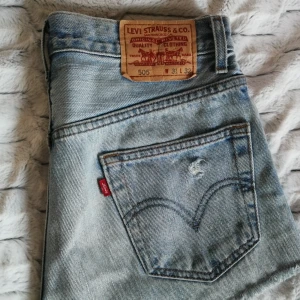 - Ett par jättesnygga Levi's shorts som jag säljer pga att jag köpt dem i fel storlek. Perfekta nu i sommar!😊 Priset är 150 + frakt, eller högsta bud 🤗 