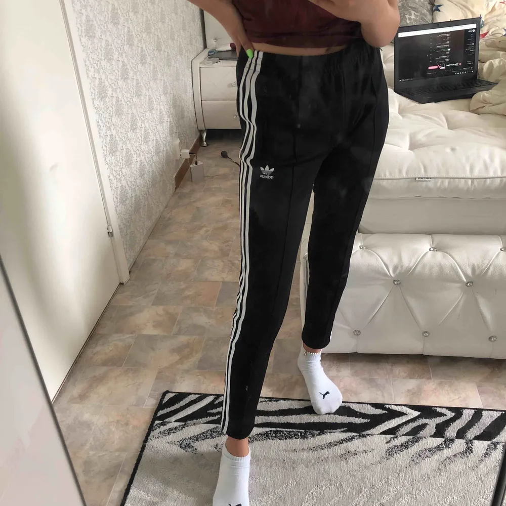 Mjukare än mjukisbyxor!! Köparen kommer verkligen inte ångra sig för hur bekväma dessa trackpants är!!. Jeans & Byxor.