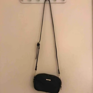  - Denna söta lilla väska är riktigt smidig och bra o ha med sig ifall du endast vill ha med dig de viktigaste eller förvara mobil i funkar till alla tillfällen, simpel och snygg med gulddetaljer köpt för 300kr och använd några fåtal gånger, nästan som ny❤️