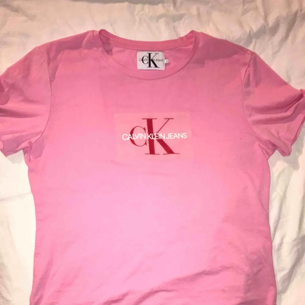 Rosa t-shirt från Calvin Klein Jeans | Köpt i storlek L då jag ville ha den i oversized modell | Endast använd en gång | Nypris: 499:- | Fritt fram att pruta! | Frakt ingår i priset! |. T-shirts.